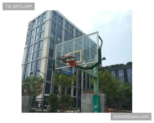 篮球场上球卡在篮筐怎么处理?规则解析告诉你正确判罚方法 篮球场上球卡在篮筐怎么处理?规则解析告诉你正确判罚方法